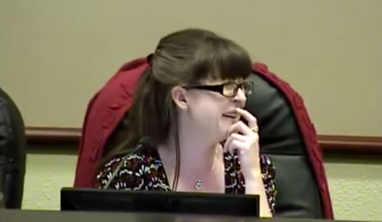 Video: Concejal se olvida de apagar el micrófono y va tranquilamente al baño