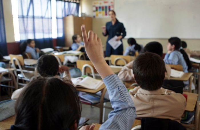 Municipalidad de Santiago quiere «vender» 18 colegios al Estado
