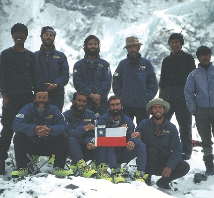 Efemérides: expedición chilena conquista el Everest por la «ruta imposible» (video)