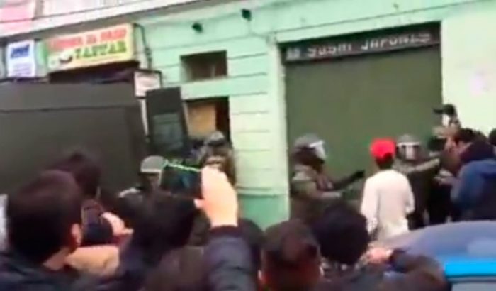 Video: Manifestantes intentaron agredir a supuesto autor de los disparos que habrían dado muerte a jóvenes en marcha estudiantil de Valparaíso