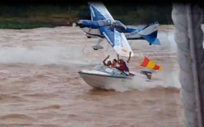 Video: Avioneta casi causa accidente en una competencia de lanchas en Argentina