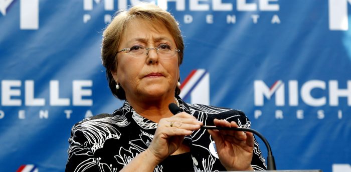 Bachelet da golpe de efecto y anuncia cambio de gabinete por televisión