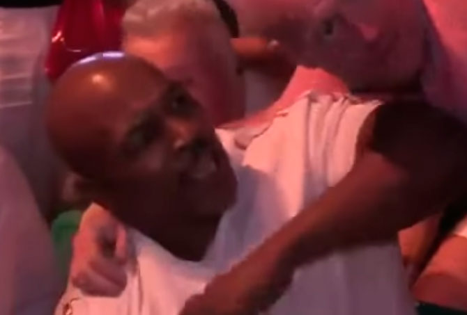 Video: Mike Tyson golpeó a un fan que intentó tomarse una foto con él