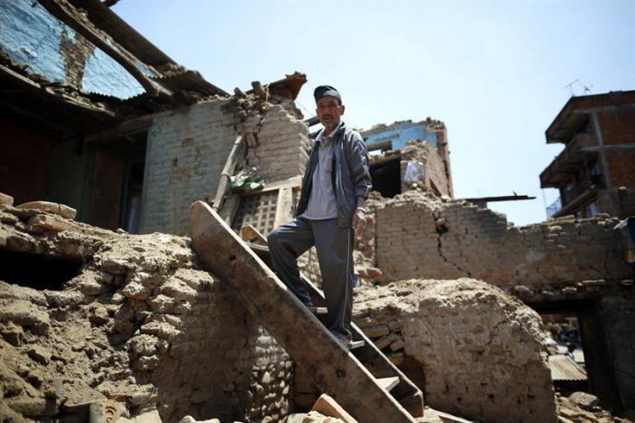 Otro terremoto golpea Nepal causando más muertos y heridos