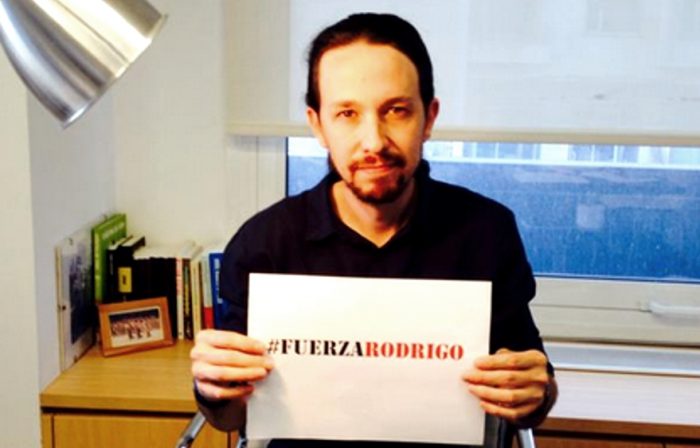 Líder de Podemos, Pablo Iglesias, se une a campaña #FuerzaRodrigo en apoyo a estudiante que continúa grave en Valparaíso