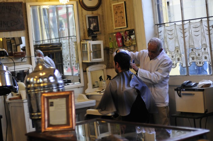 Un peluquero de la famosa Peluquería Francesa, del barrio Yungay
