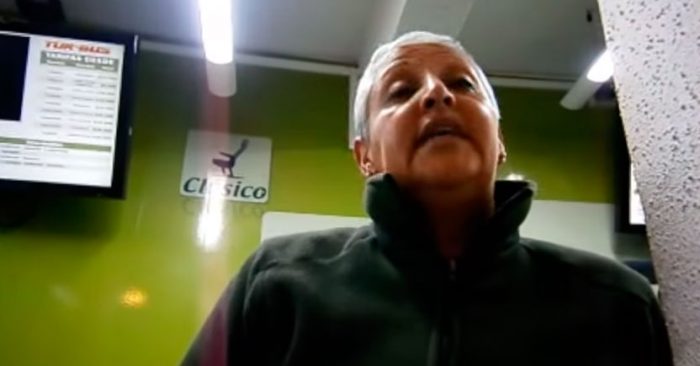 Video: Hombre acusa de homofobia a funcionaria de Tur Bus que lo trató de «hueco» y «con Sida»
