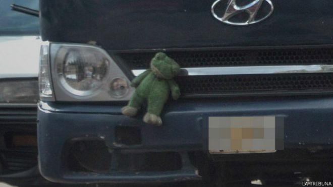 El atemorizante significado de los peluches en los taxis