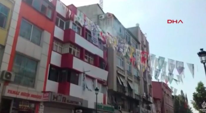 Video: Atacan simultáneamente las sedes de partidos de izquierda en Turquía