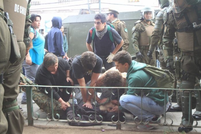 Civil armado mata a dos manifestantes y activa reunión de emergencia en La Moneda