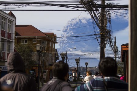 Advierten que erupción de volcán Calbuco podría durar meses