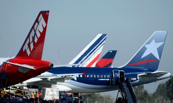 Mercado castiga acciones de Latam luego de que FNE le ordenara cerrar contratos con seis aerolíneas internacionales