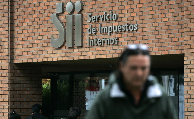 Aparición de Grupo Angelini en escándalo de platas políticas revela la estampida de empresas que corrieron al SII para rectificar sus declaraciones