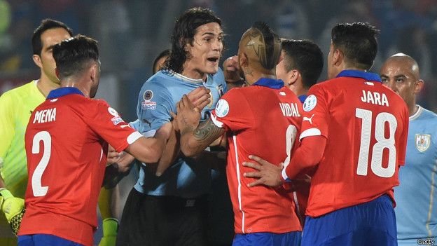 Las acaloradas polémicas que encendieron partido Chile-Uruguay