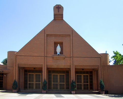 Iglesia remueve a sacerdote de parroquia de Santa María de Las Condes por acto de connotación sexual