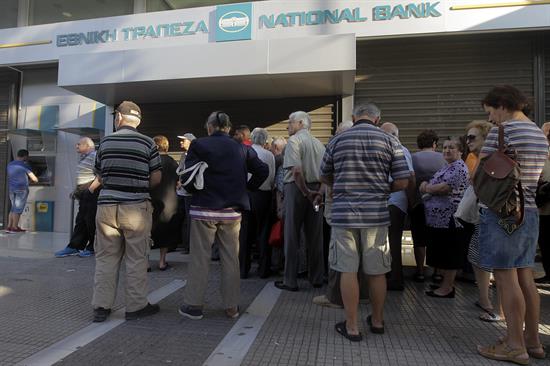 Corralito asesta un primer golpe a jubilados griegos al no poder cobrar sus pensiones