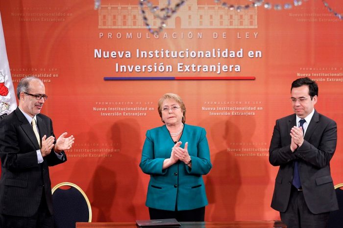 Michelle Bachelet promulga nueva ley para inversión extranjera en Chile