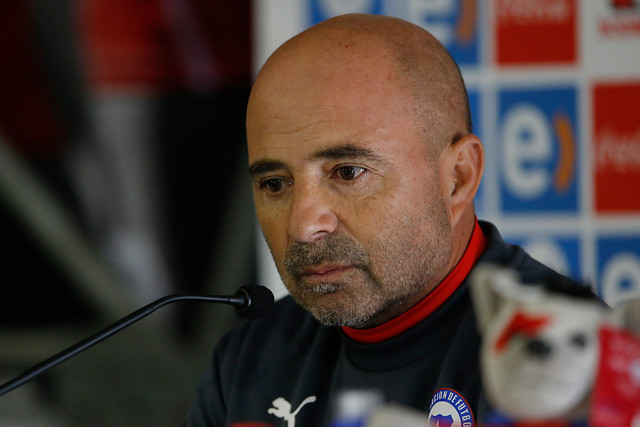 Sampaoli salva a Vidal y apela a su compromiso con el equipo: «Jugó un Mundial exponiendo su rodilla»