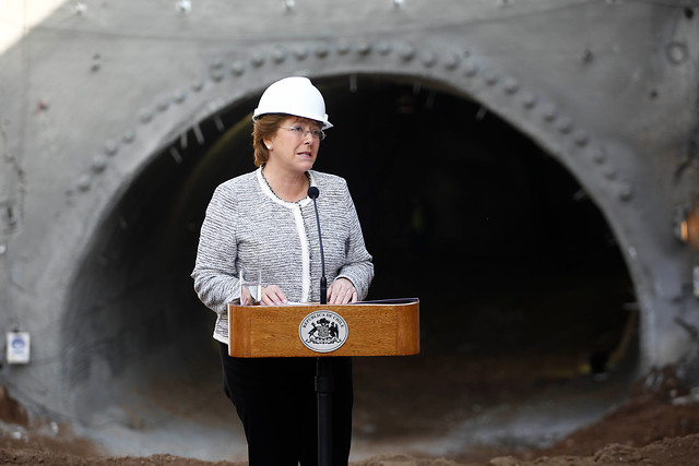 Bachelet adelanta que se están realizando estudios «para una nueva vía que descongestione Línea 1 del Metro»