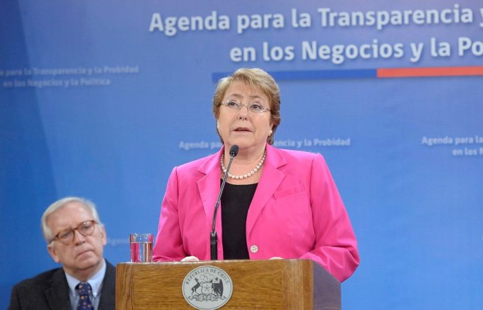 Bachelet: «No voy a aceptar pasivamente el debilitamiento de los partidos políticos»