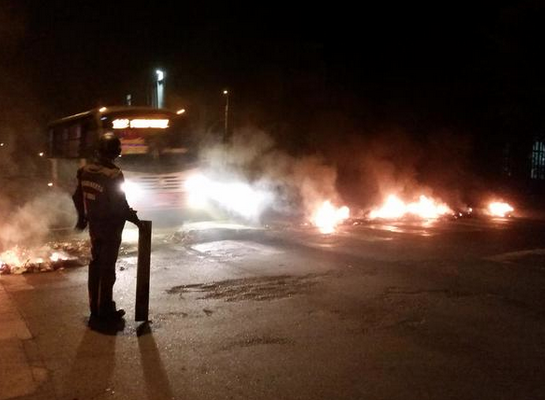 Barricadas en Providencia, frente a la U. de Chile y otros puntos de la capital generan congestión