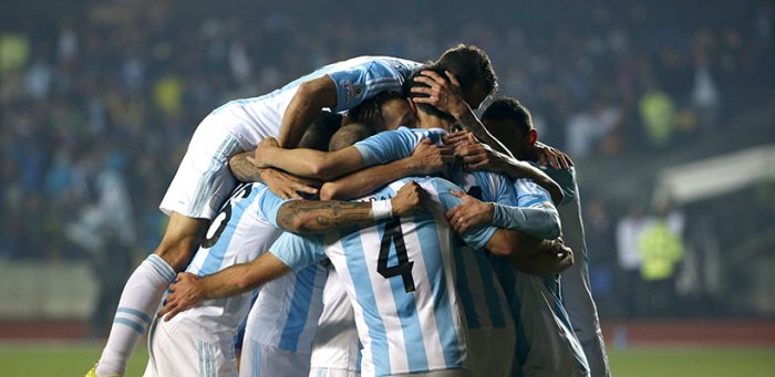 Argentina se quitó la piel de oveja, goleó a Paraguay y será rival de Chile en la final (video)