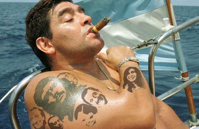 Cuando Galeano escribió de la caída de Maradona, otro héroe futbolístico que se escapó del hambre