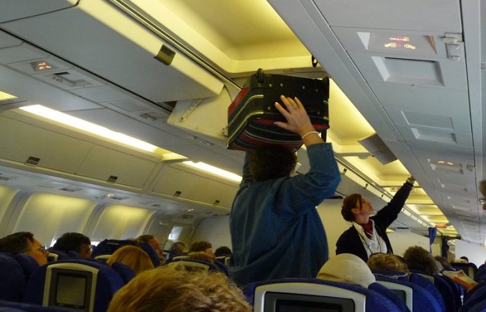 Atención ejecutivos viajeros: Aerolíneas quieren reducir tamaño del equipaje de mano a 55 x 34 x 19 centímetros