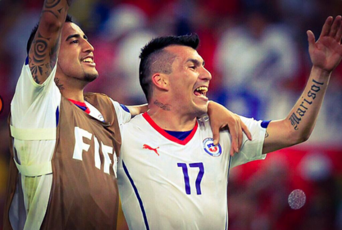 Sánchez y Medel se cuadran en redes sociales con Arturo Vidal