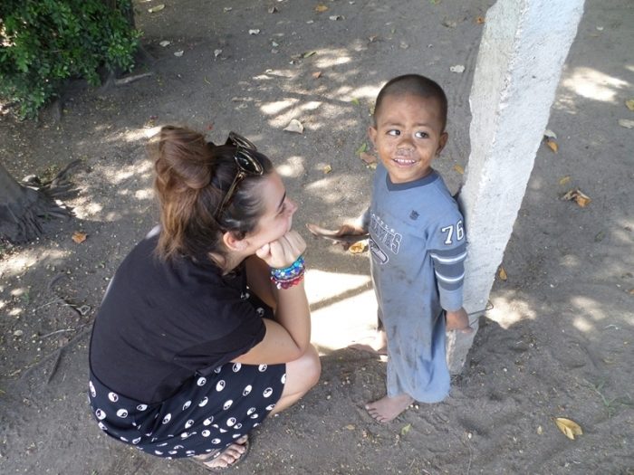 Chilena crea página de donaciones para ir a enseñar inglés a niños del sudeste asiático “que apenas comen una papa al día”