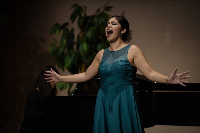 Joven soprano chilena emociona en el Museo de las Mujeres en las Artes de Washington