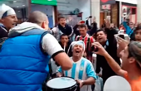 [Video] Hinchas argentinos cantaron «Chile decime que se siente» en pleno mall de La Serena