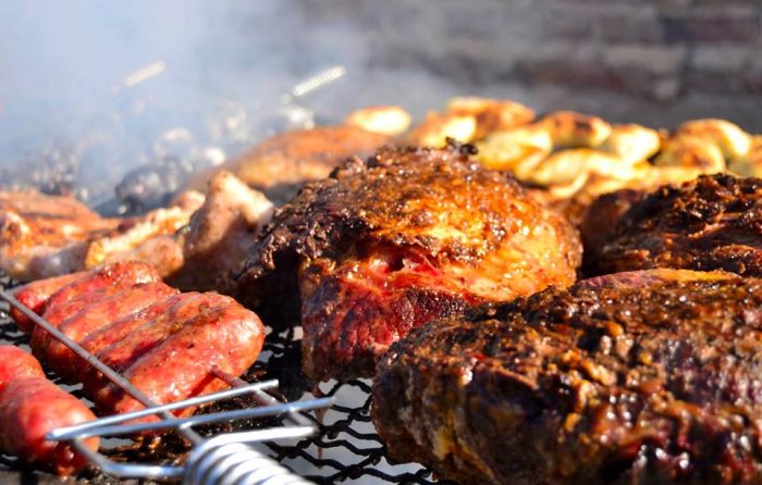 Cada asado por «La Roja» equivale al recorrido de 400 km de un Transantiago