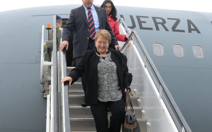 Bachelet: aterrizaje forzoso en medio de tensiones en el oficialismo