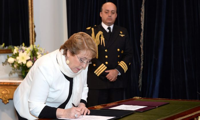 Bachelet saca a Eyzaguirre de Educación y lo reemplaza por Adriana Delpiano en medio de paro del Magisterio