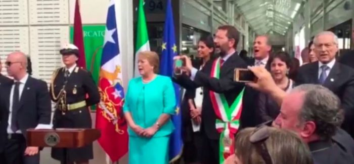 Presidenta Bachelet coreó el tema «El pueblo unido» con Inti Illimani durante su visita a Italia