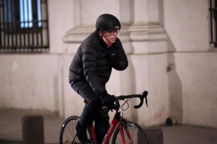 Burgos llega en bicicleta a La Moneda