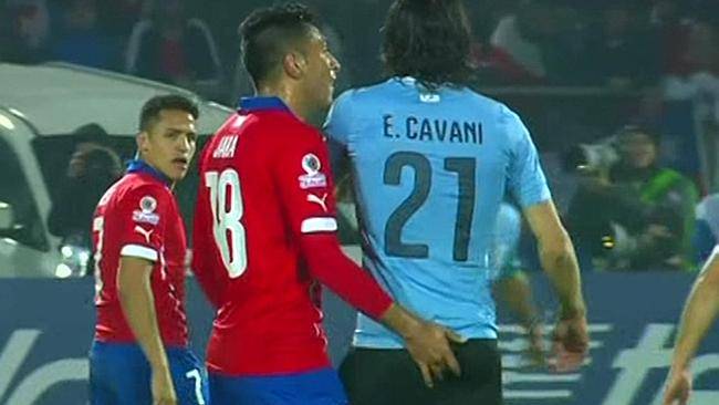 [VIDEO] Fox Sports y «la revancha de los dedos» para alentar a La Roja en la previa al encuentro con Uruguay