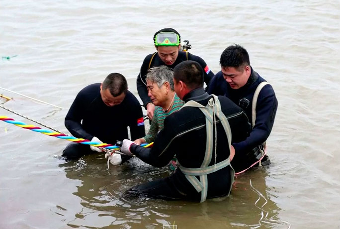 Video: Rescate de uno de los sobrevivientes del barco naufragado con 458 personas en China