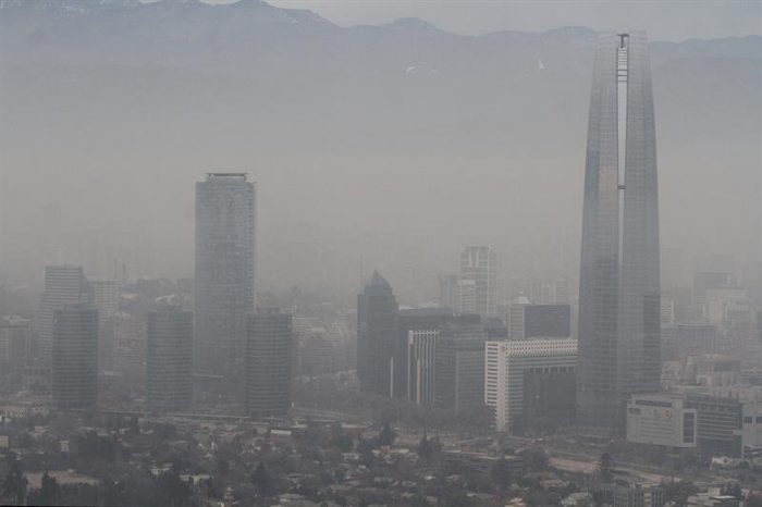 Este lunes rige emergencia ambiental en Santiago y restricción de cuatro dígitos a vehículos catalíticos