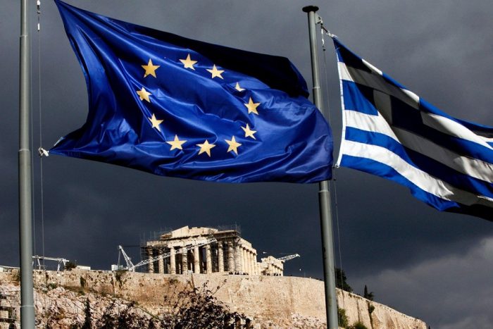 Comisión Europea confirma acuerdo para tercer rescate a Grecia: detalles pendientes se resolverían hoy