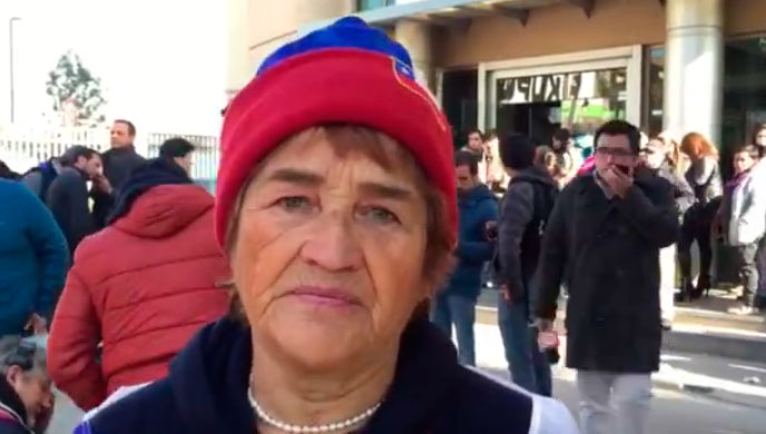 [Video] La abuelita fanática que amenaza con quemar el Nacional si Vidal no juega el viernes