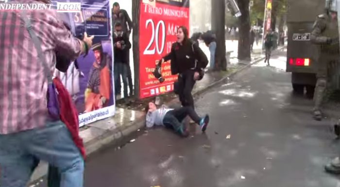 Video: El registro del momento en que una joven fue agredida por Carabineros en la marcha del 21 de mayo en Valparaíso