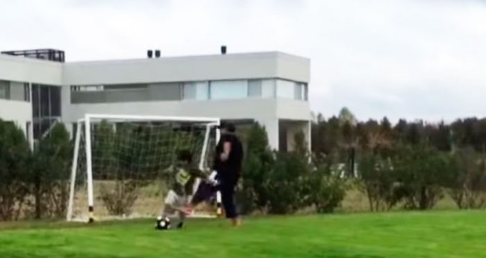 [Video] Como profesionales: Maradona le comete falta a su pequeño nieto en entrenamiento