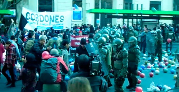 [Video] Así terminó la «marcha de los pelotazos» en Santiago