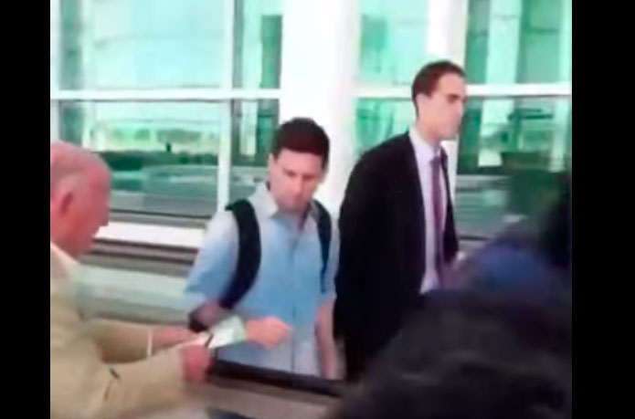 Video: Messi pasó de largo y no le dio su autógrafo a un anciano