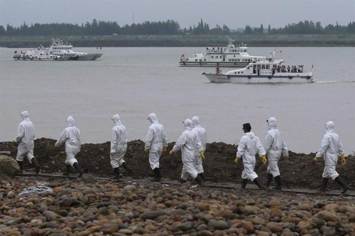 Fuertes corrientes del río Yangtsé y la lluvia alejan esperanzas de hallar sobrevivientes de naufragio en China