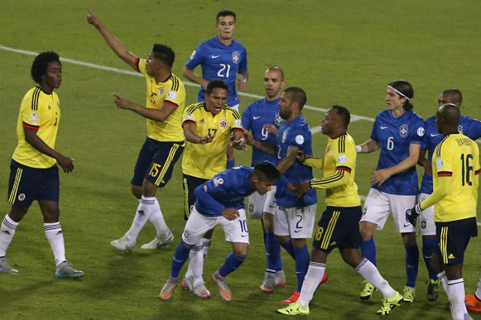 [Video] La infantil pelea de Neymar y Bacca en el final del partido de Brasil versus Colombia