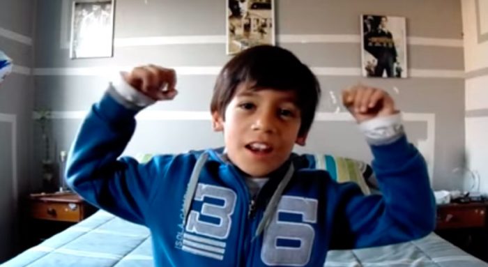 [Video] Niño chileno les hace cara a los «tuiteos» de Luis Suárez y le responde en este video