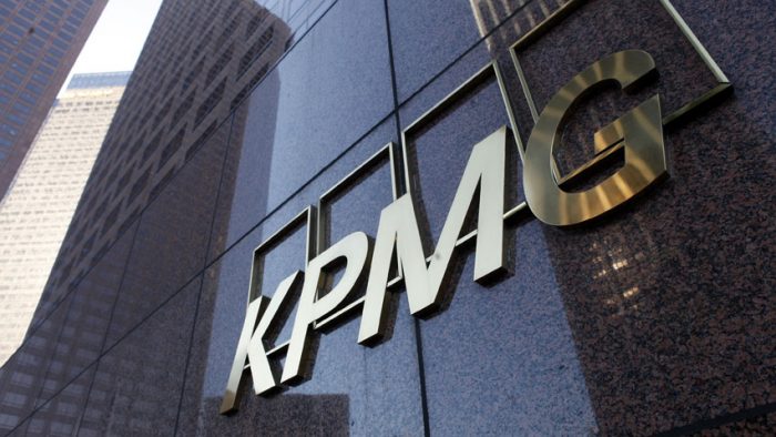 KPMG se rearma tras salida de dos socios